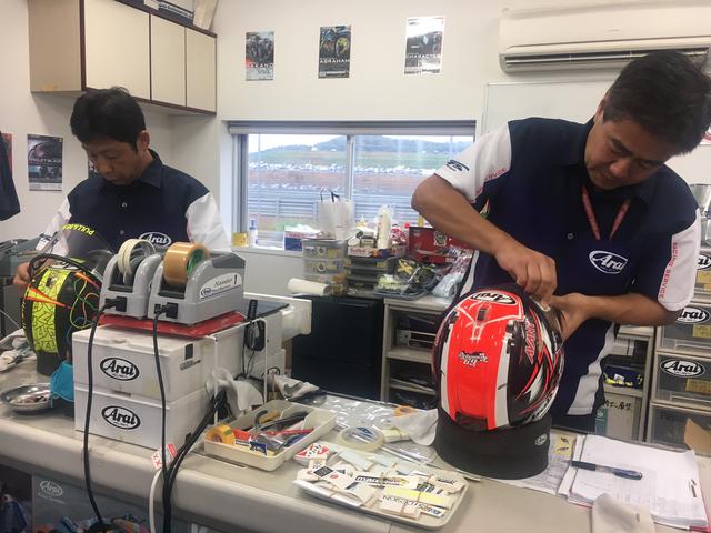 画像: 作業をしながらお話を聞かせてくださった、アライヘルメットの古厩さん(右)と遠藤さん(左)。