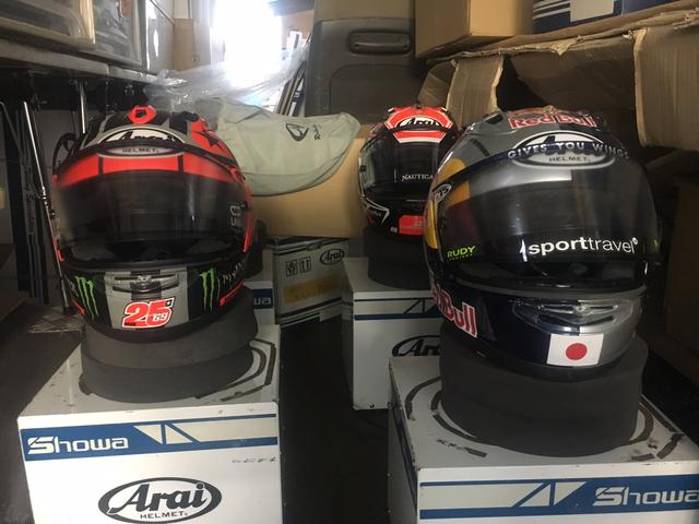 画像: ヘルメットの乾燥が行なわれているのでした。どれがどのライダーのメットかわかりますか?