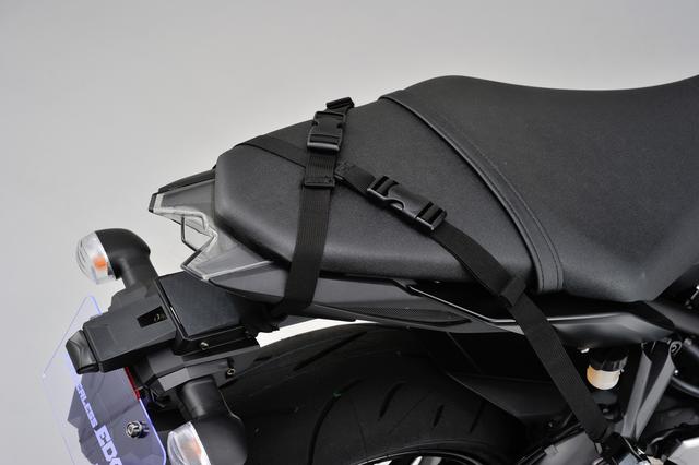 画像: あらかじめバイク側にベルトを装備しておけば、バッグの取り付けも簡単。