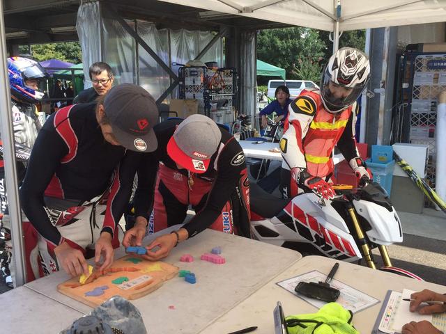 画像: パズルを一生懸命クリアしようとしている全日本ライダーwww 2人とも早くてΣ(°∀°; )ビックリ