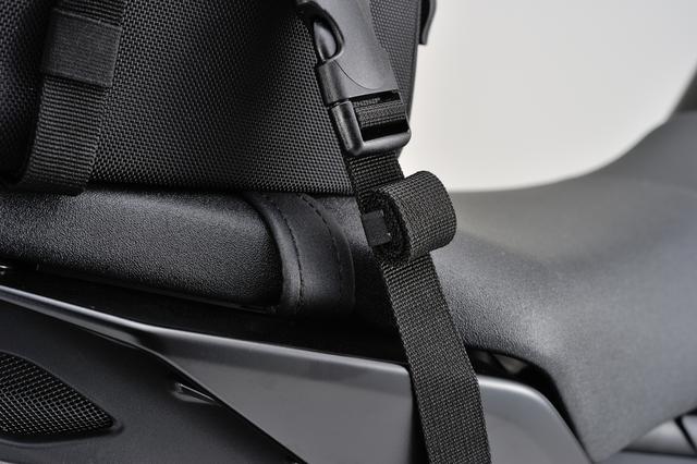 画像: 余ったベルトがバタつかないよう、テープをくるくる巻いて面ファスナーで固定ができるようになっている。