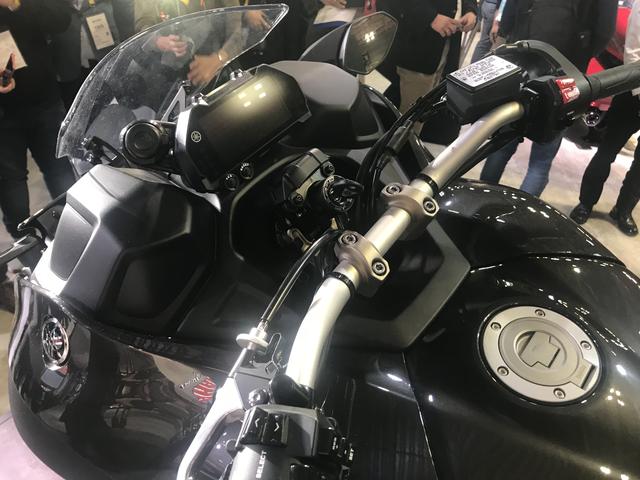 画像: バーハンドルに液晶メーターを装備