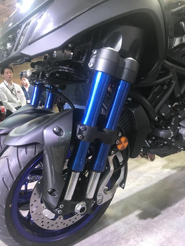 画像: タンデム・倒立サスペンションに15インチホイールを装備