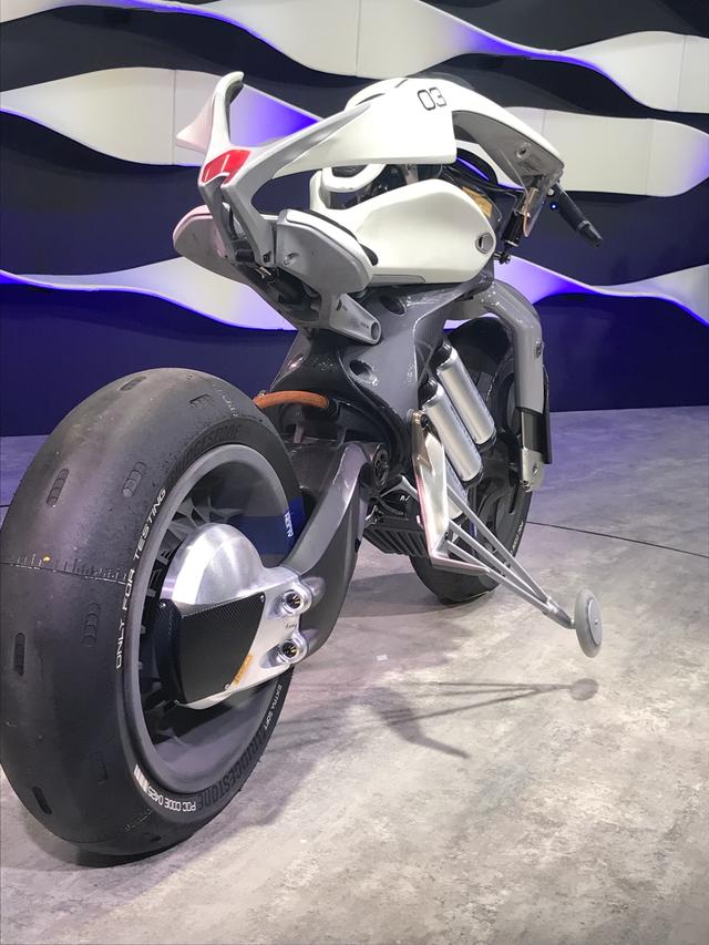 画像2: 【TMS2017】未来を感じさせる知的モーターサイクル