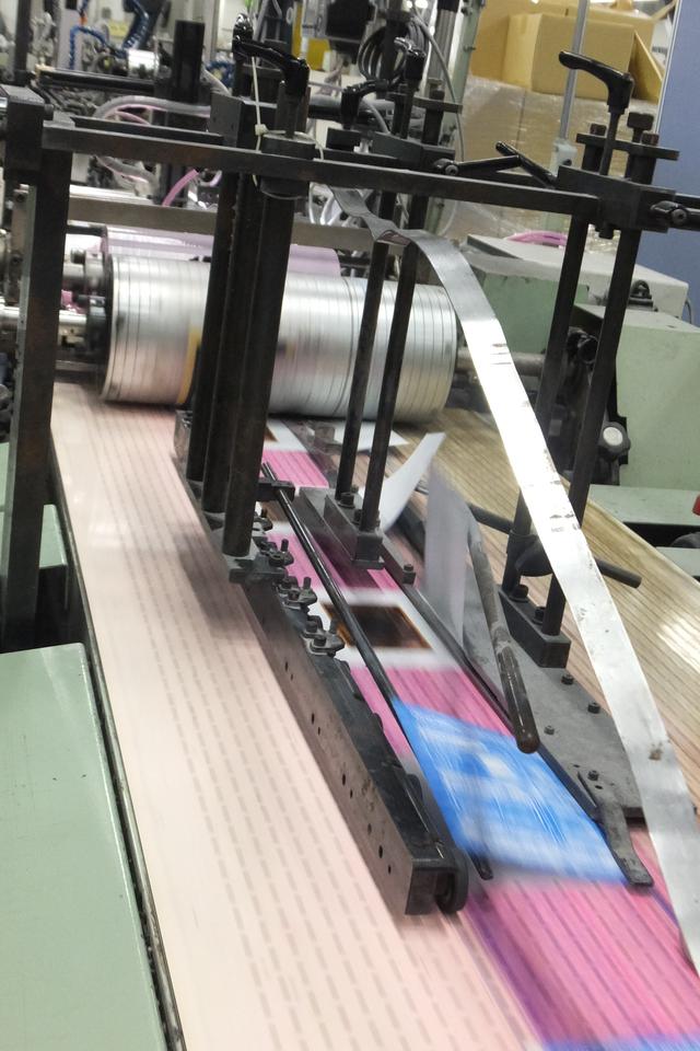 画像: 中のカードはここで作業する人がランダムで入れていきます。