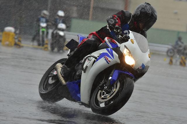 画像: B級17位 大谷卓也選手&CBR1000RR 1分58秒652