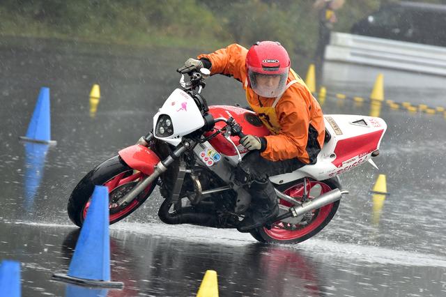 画像: NO級9位 吉原 翼選手&NSR250R 2分05秒742