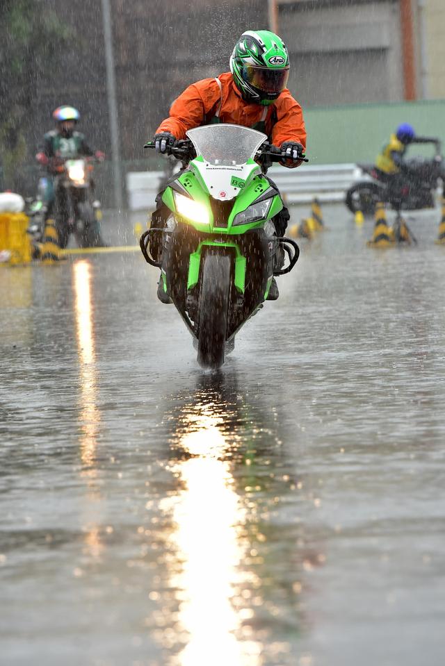 画像: C2級16位 田村一郎選手&ZX-10R 2分03秒796