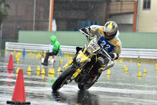 画像: B級6位 河村志信選手&SM250R 1分49秒006