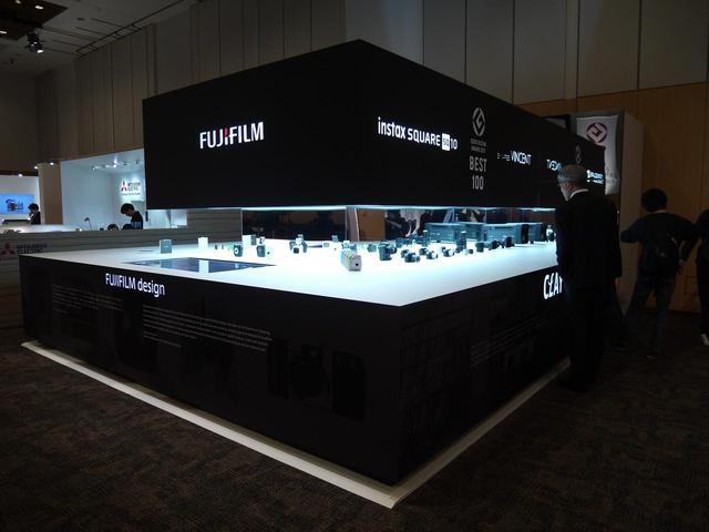 画像: 富士フイルムの展示コーナーには最新のチェキがありました