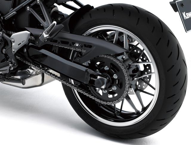 画像: スイングアームはZ900ベースの角型断面タイプ。リアアクセルの調整は、カワサキ特有のエキセントリックカムではなく、オーソドックスなスライドピース式を採用。
