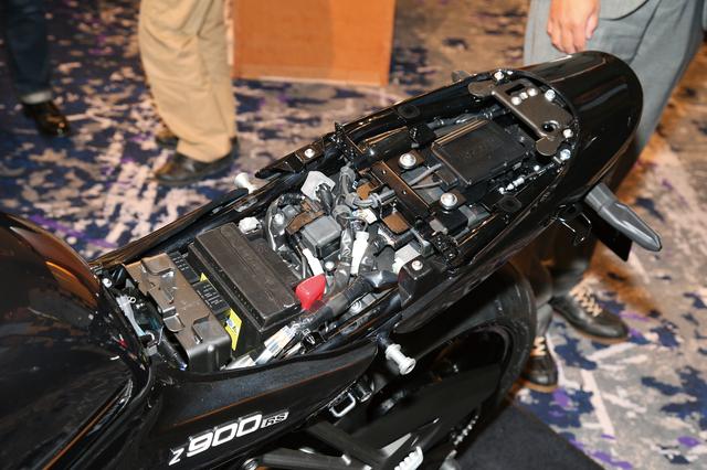 画像: シート下にはETC2.0車載器を標準装備。シートは容易に脱着が可能で、工具を使わずバッテリーやヒューズボックス、シート内側にある車載工具にアプローチすることができる。