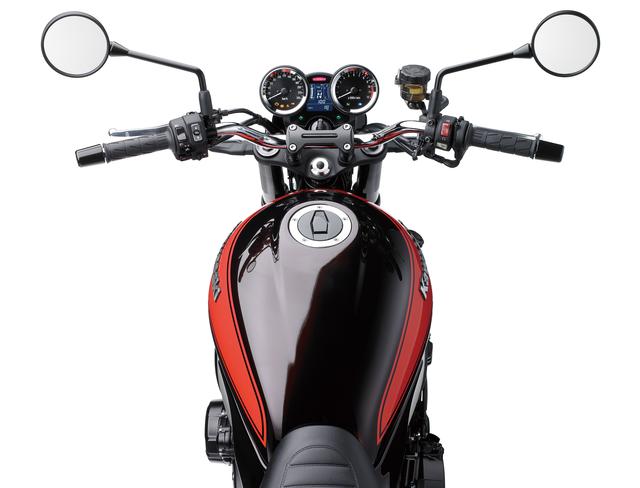 画像: Z1のスタイルを特徴付けているティアドロップ形状そのままというべきZ900RSの燃料タンク。やはり独特な火の玉デザインを採用したカラーリングもあって、カワサキを愛するライダーの気分は否応なく高まることだろう。