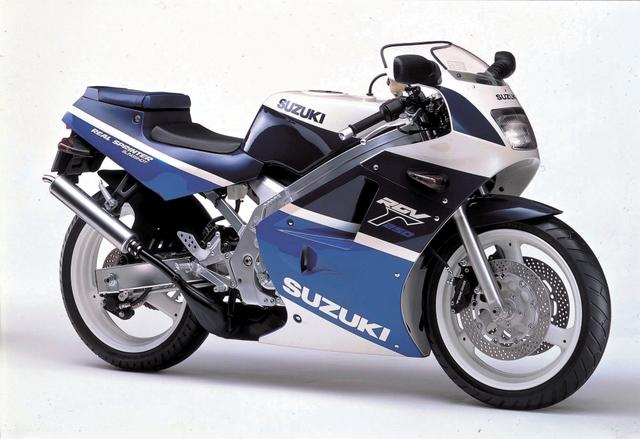 画像: ●水冷2スト・クランクケースリードV型2気筒●249cc●45PS/9500rpm●3.8kg-m/8000rpm●128kg●110/70-17・140/60-18●56万9000円(SPは60万9000円)