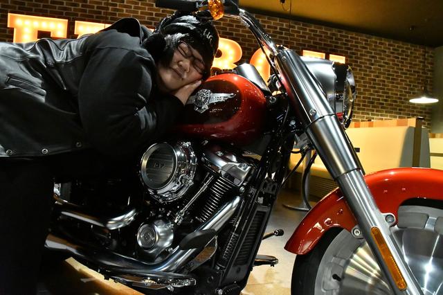 画像: 目下、先輩バイク芸人たちにツーリングのお誘いを受けているとのこと。「女芸人のバイク乗りがいたらいいなって思います」と、仲間を増やしていきたい様子です。