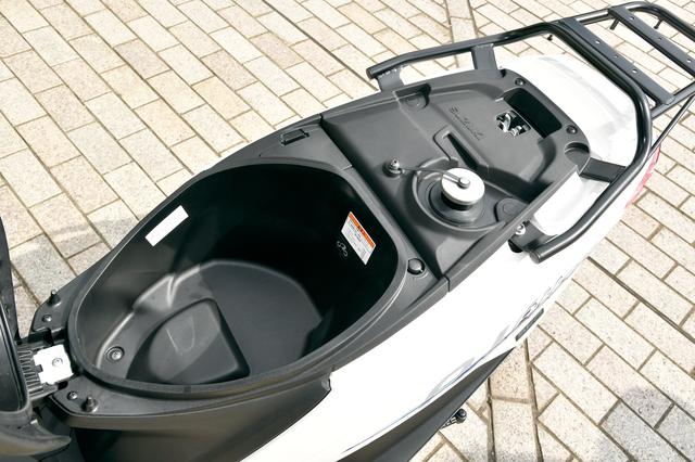画像: シート下にはジェットを収納可能なメットインスペースを確保。給油キャップには脱落防止のバンドを装備し、リアキャリアも堅牢なものを採用。