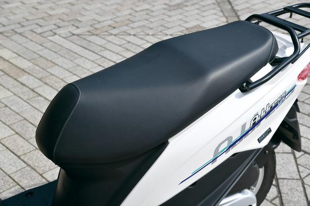 画像: シートは座面のフラットなものを採用。ライダーの着座位置の自由度を高めてくれ、タンデムや積載時にも役立つ形状だ。