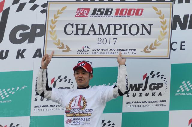 画像: 右手の「ナンバー1」も控えめ…… 泣いた?という問いには「いや でも夜にはジワジワくるかも」って