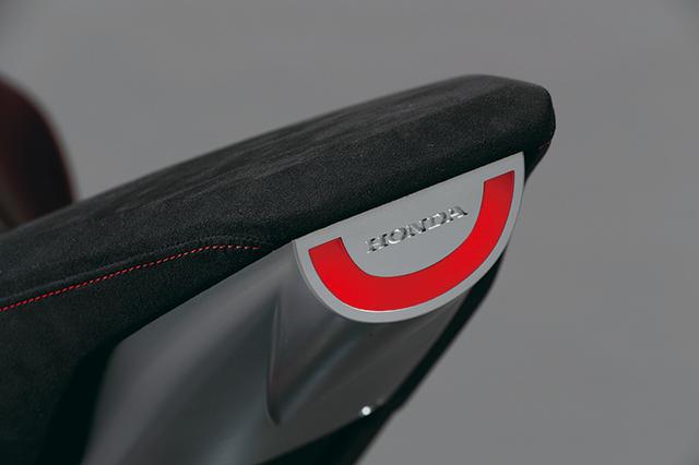 画像: テールランプはシンプルなデザインのLED。SC59型のCBR1000RRのテールランプを思わせる形状で、実車にもそれが採用されるのでは、と想像したくなる。