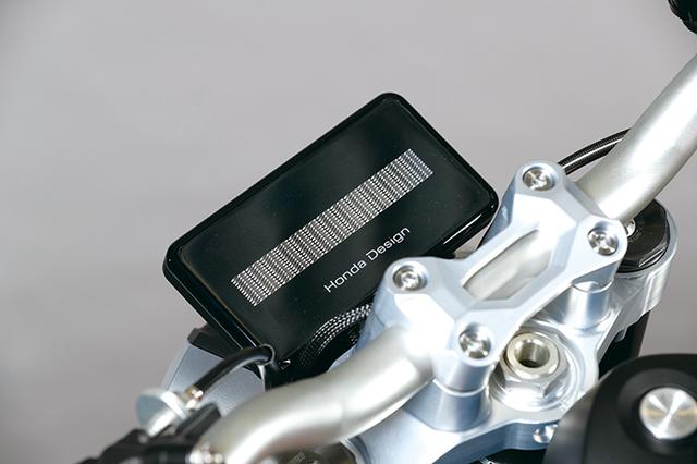 画像: 電源を入れると浮かぶアイコンは、実は「CB」の文字を多数集めたもの。このモデルがまごうことなき「CB」シリーズであることを裏付けるアイテムだ。