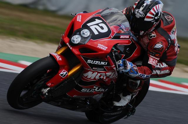 画像: 今年はMotoGPへも代役参戦 赤いマシン、赤いツナギに青いグローブは、いつでもGPマシンGSX-RRを操っている時の感覚を忘れないように、という気持ちの表れです
