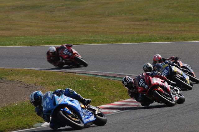 画像: レース1、トップグループに大きく離されてセカンドグループでレースする津田