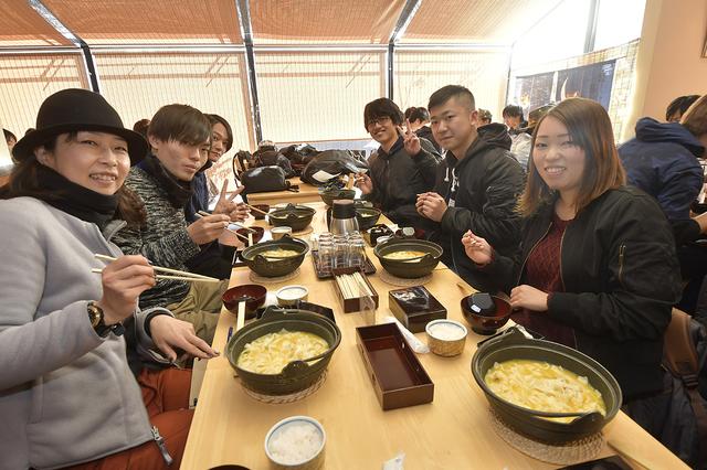 画像: 参加人数が想定を上回り、2店舗に分かれて昼食タイム。浅間茶屋山中湖店さんのほうとう、美味しくて身体が温まりました〜!