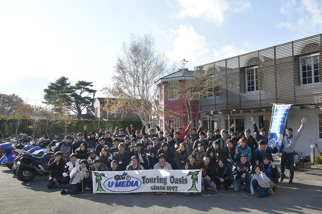 画像: 目的地の「遊メディア山中湖」に無事到着して記念撮影。若い世代が対象だっただけに、「この日が初めてのイベント参加」「初めてのツーリング体験」というライダーも多かった様子。往復150km以上の遠出が初めて、という方も少なくなかったようで、皆さん緊張しつつも充実した1日を過ごしたようです。