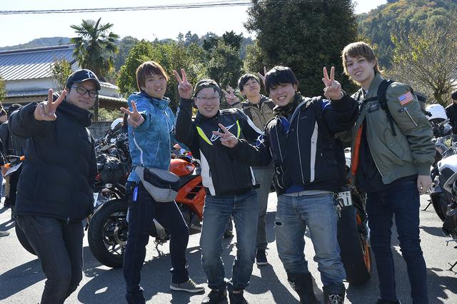 画像: バイクに乗ってる姿ではわかりませんが、カメラを向けた時のノリの良さは、さすが20代です(笑)
