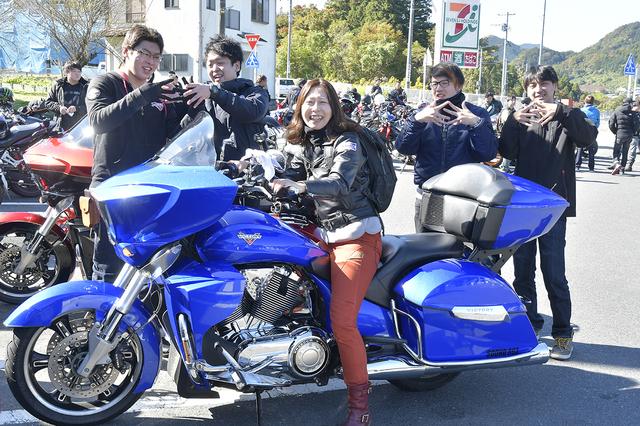 画像: モダン・アメリカン・クルーザーのVICTORYクロスカントリーツアーに乗る20代! ものすごく下世話な興味で「あの…ローンですか?」と聞いてしまったら、「男の10年ローンです!」「15年ローンです!」というお答えを頂き、なぜかホッとしました(笑)。「とにかく乗りやすいし、ラク!」との事で、私も図々しく跨がらせてもらいましたが、想像以上に軽々と車体を起こせたことにビックリでした。