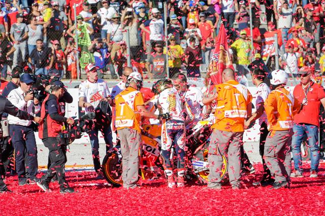 画像: 優勝を決めたバレンシアのウィニングランはいつもスゴいですw 月曜、コース清掃めっちゃタイヘン