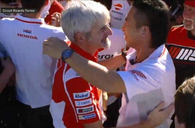 画像: レース後、ホンダ陣営にあいさつに出向くダッリーニャ 右はHRCの横山さん 美しいシーンでした