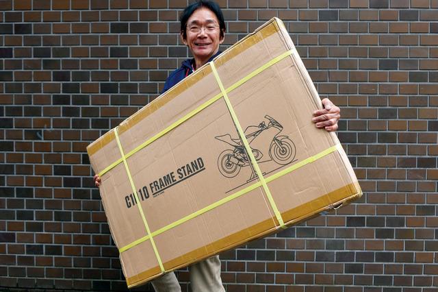画像: スタンドの自重は15.2㎏で、分解すれば平たく収まるので移動も簡単。