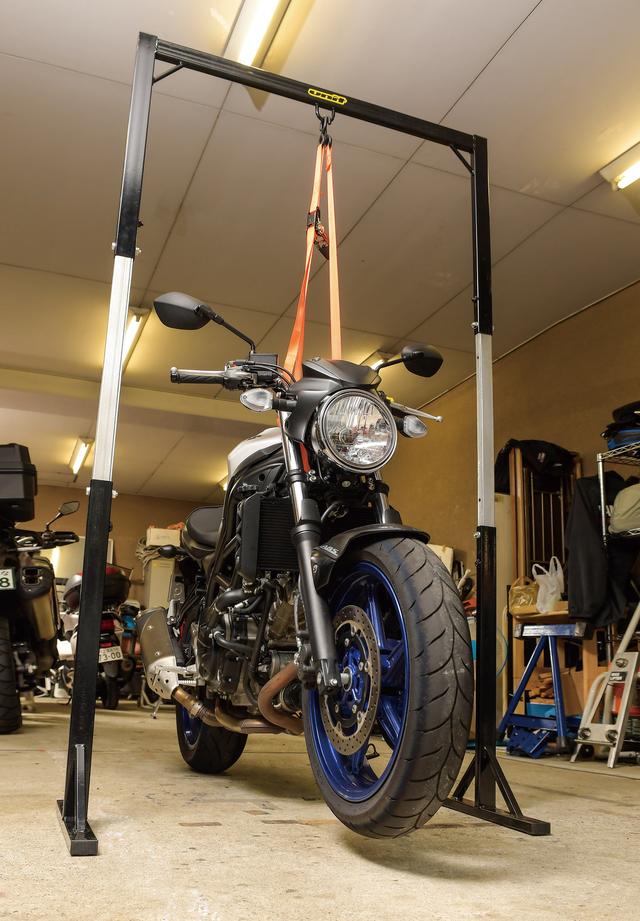 画像: ステアリングステム下側にタイダウンベルトを通して吊ってみたが、装備重量196㎏のSV650でも強度的な不安は一切ない。作業する場合はフロントスタンドやリアスタンドで車体を直立させて安定性を確保しておくこと。
