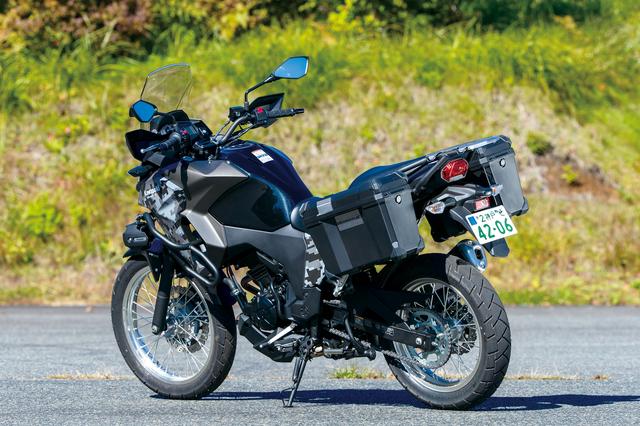 画像: 試乗車の「マトリックスカモグレー×メタリックフラットロウグレーストーン」は、タフギアをイメージさせるツアラー専用色。ABSが標準装備となったため、車名から「ABS」表記は消えた。