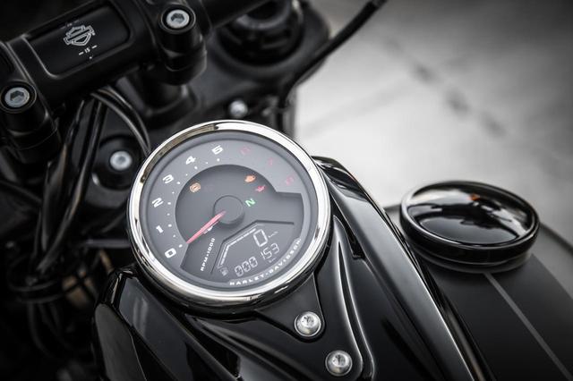画像: 大きくレイアウトされているのがタコメーターであるところも、スポーティなモデルとしての主張を感じさせる。