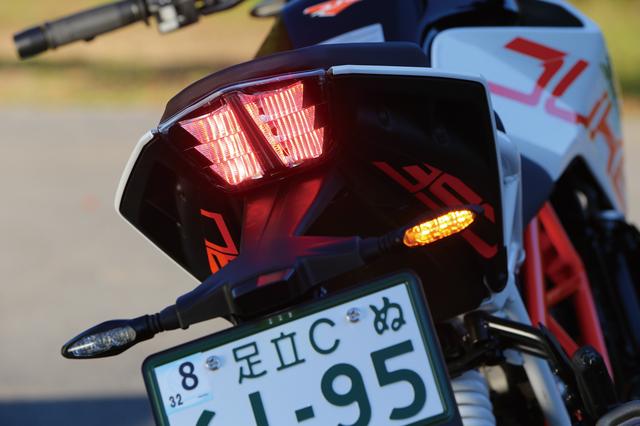 画像: テールランプとウインカーにもLEDを採用、省電力化に貢献する。切り詰められた、短いテールカウルの形状にジャストフィットしたデザインだ。