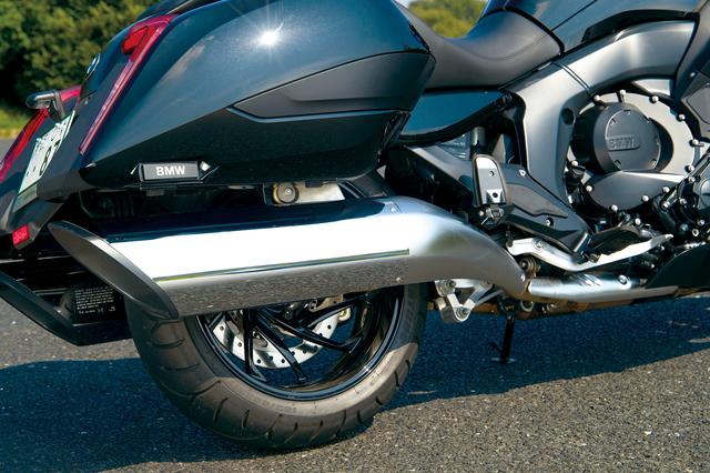 画像: 前後サスペンションは乗車人数や積載の有無に合わせたセッティングをスイッチひとつで選択可能。タイヤはブリヂストンだ。