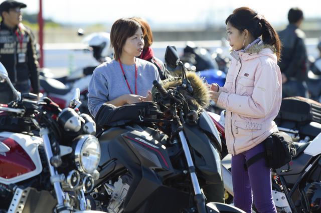 画像: ※編集部注:ステラさんにとって、今回は初めてのレポートなので、オーナーさんと愛車。そして自分も入った形で写真を撮ってくるように依頼しました。自撮りには慣れていない彼女の力作も合わせてお楽しみください。(写真/柴田直行)