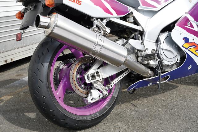 画像: タイヤサイズはフロントが120/70ZR17、リアは180/55ZR17。マフラーに内蔵される排気デバイスのEXUPも、従来より完成度の高いものとなった。