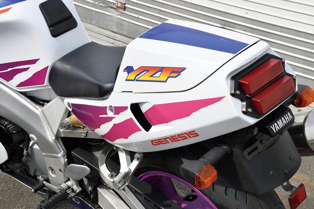 画像: レース用のSPはひとり乗り専用でFRP製のシングルシートカウルを装着しているが、街乗り仕様であるRではタンデムシートも備える。写真はRで、シングルシートカバーを装着した状態。