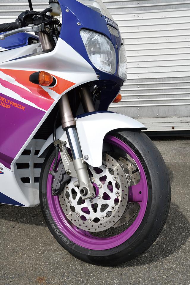 画像: フロントフォークはインナーチューブ径φ41㎜の倒立タイプ。フロントブレーキはφ320㎜フローティングディスクに異径6ポットキャリパーで強力な制動力を確保。