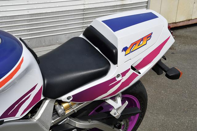 画像: シート高は785㎜と低めの設定。写真の1994年モデルからは、Rのリアサスペンションがアジャスタブルタイプに変更されている。