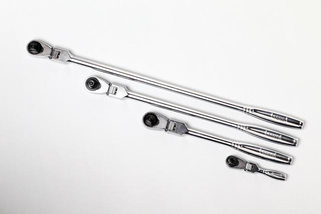 画像: こちらは首振りタイプのラチェットハンドル。どれも差し込み角9.5㎜で、全長は上から427㎜、327㎜、227㎜、90㎜。