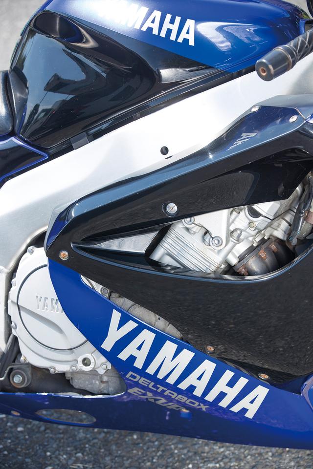 画像: エンジンはFZR1000の1002㏄5バルブ水冷直4をベースに軽量鍛造ピストンの採用などの改良を加え、最高出力145PS、最大トルク11㎏mを発揮するまでにパワーアップ。