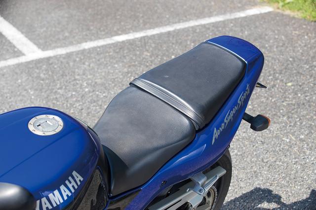 画像: シートはスーパースポーツとは思えないライダー側もタンデム側もゆったりとしたサイズで、ポジションの自由度も高く快適性の高いデザイン。シート高は790㎜。