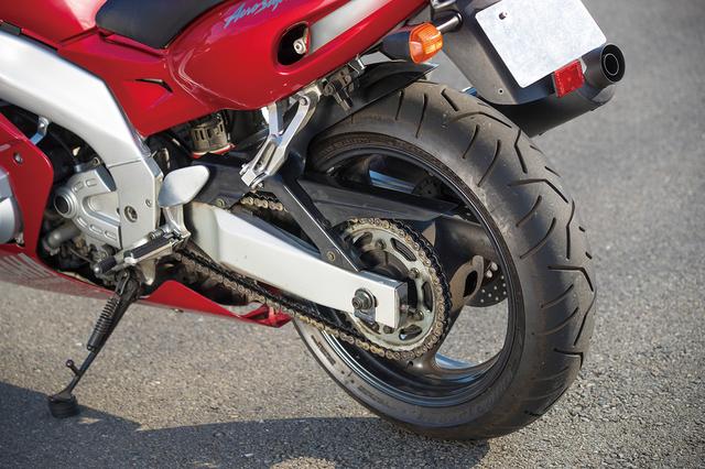 画像: フレームと同じくスイングアームもスチール製だ。タイヤサイズはフロントが120/60ZR17、リアが160/60ZR17と最新モデルと比較すればやや細め。
