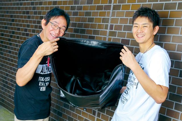 画像: バッグの全幅と同寸のファスナーが付いているので、全開時の開口部は驚くほどの大きさ。長尺物も楽に出し入れできる。