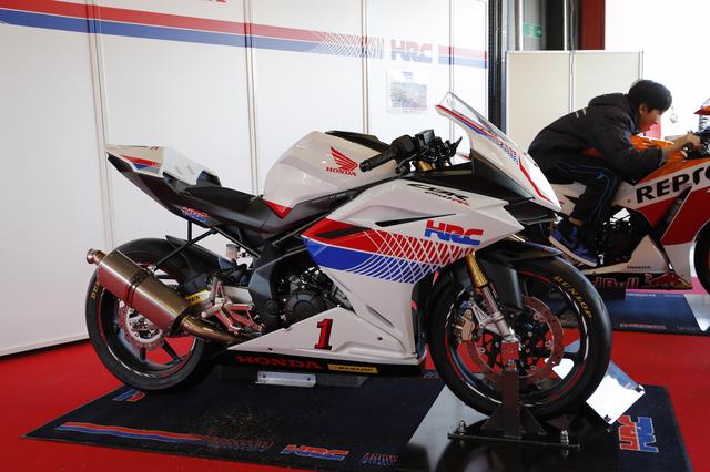 画像: 展示ブースにはCBR250RRのレースベース車も展示。多くの来場者がまたがってライポジを確認したり、記念撮影を楽しんだりしていました。
