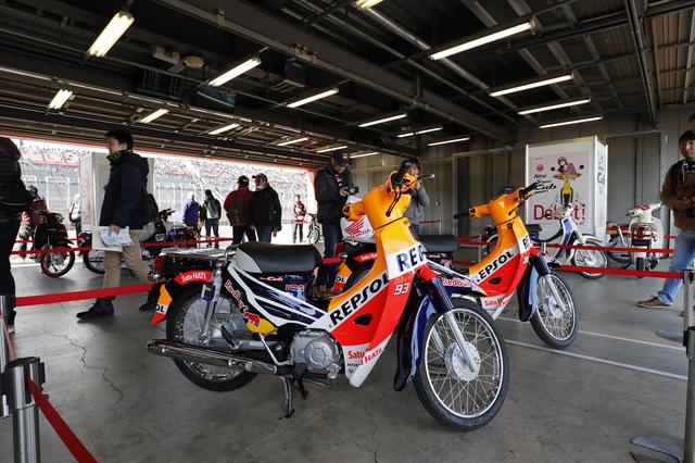 画像: レプソルカラーに塗られたスーパーカブも展示。これは「Super Cub 1億台記念レース」に使用されたモデル。レースはM・マルケス選手、D・ペドロサ選手、藤波貴久選手、ティム・カイザー選手、山本鯨選手、高橋巧選手、秋吉耕佑選手、伊達悠太選手、小川友幸選手、青山博一選手、伊藤真一選手、小暮卓史選手がエントリーしました。